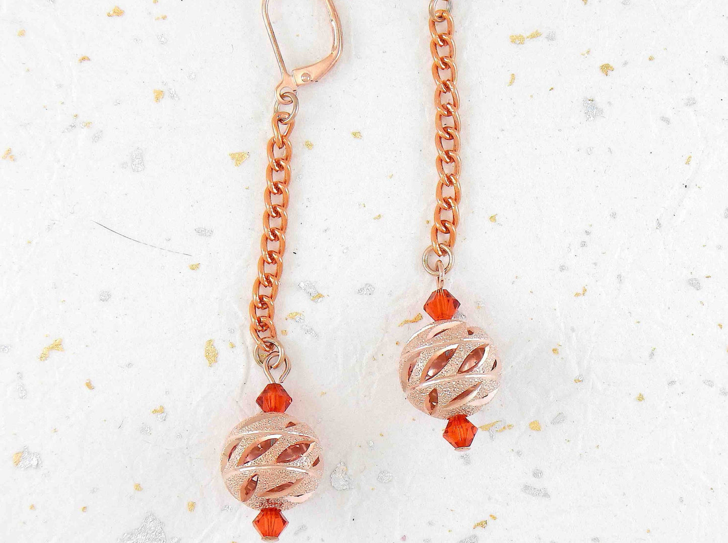 Boucles d'oreilles longues boules filigranes ajourées or rose et cristaux Swarovski, crochets à levier plaqués or rose