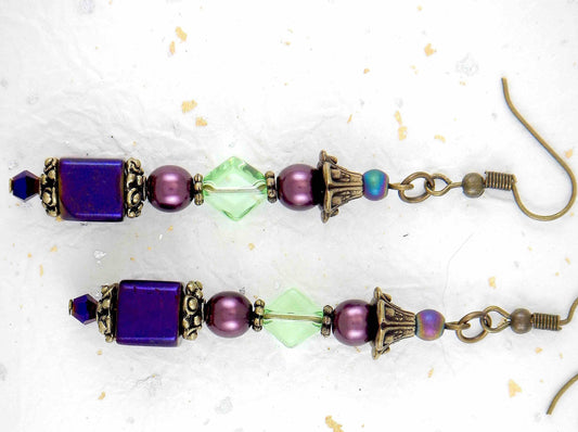 Boucles d'oreilles longues cubes et cristaux violet métallisé, boules prune, losanges verts et capuchons laiton, crochets laiton