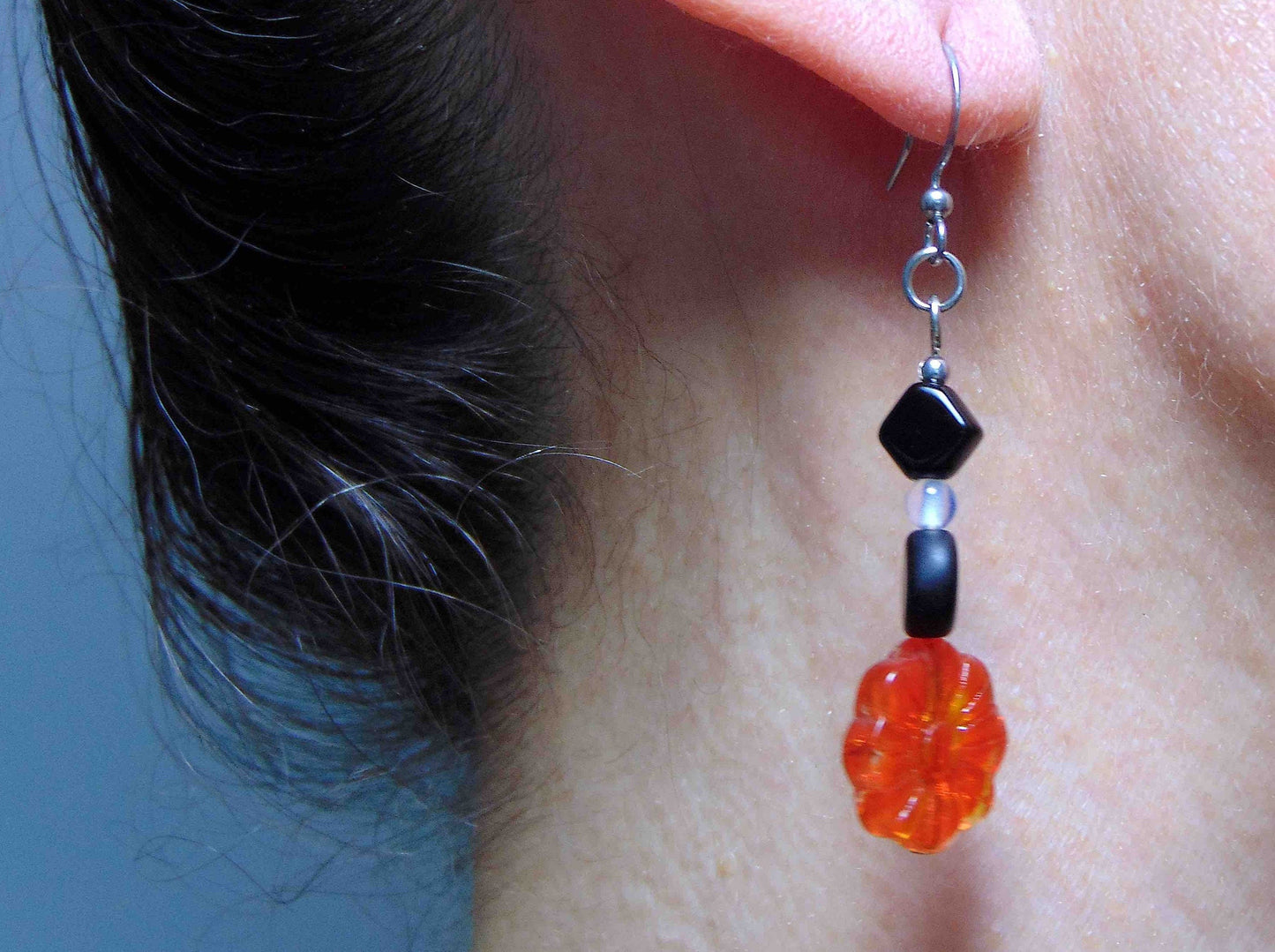 Long earrings with orange flowers, matte black pellets and shiny black lozenges, stainless steel hooks