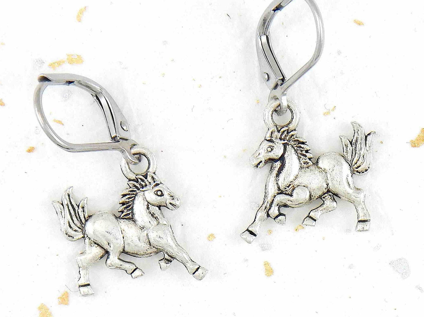 Boucles d'oreilles courtes chevaux galopants en étain, crochets à levier acier inoxydable