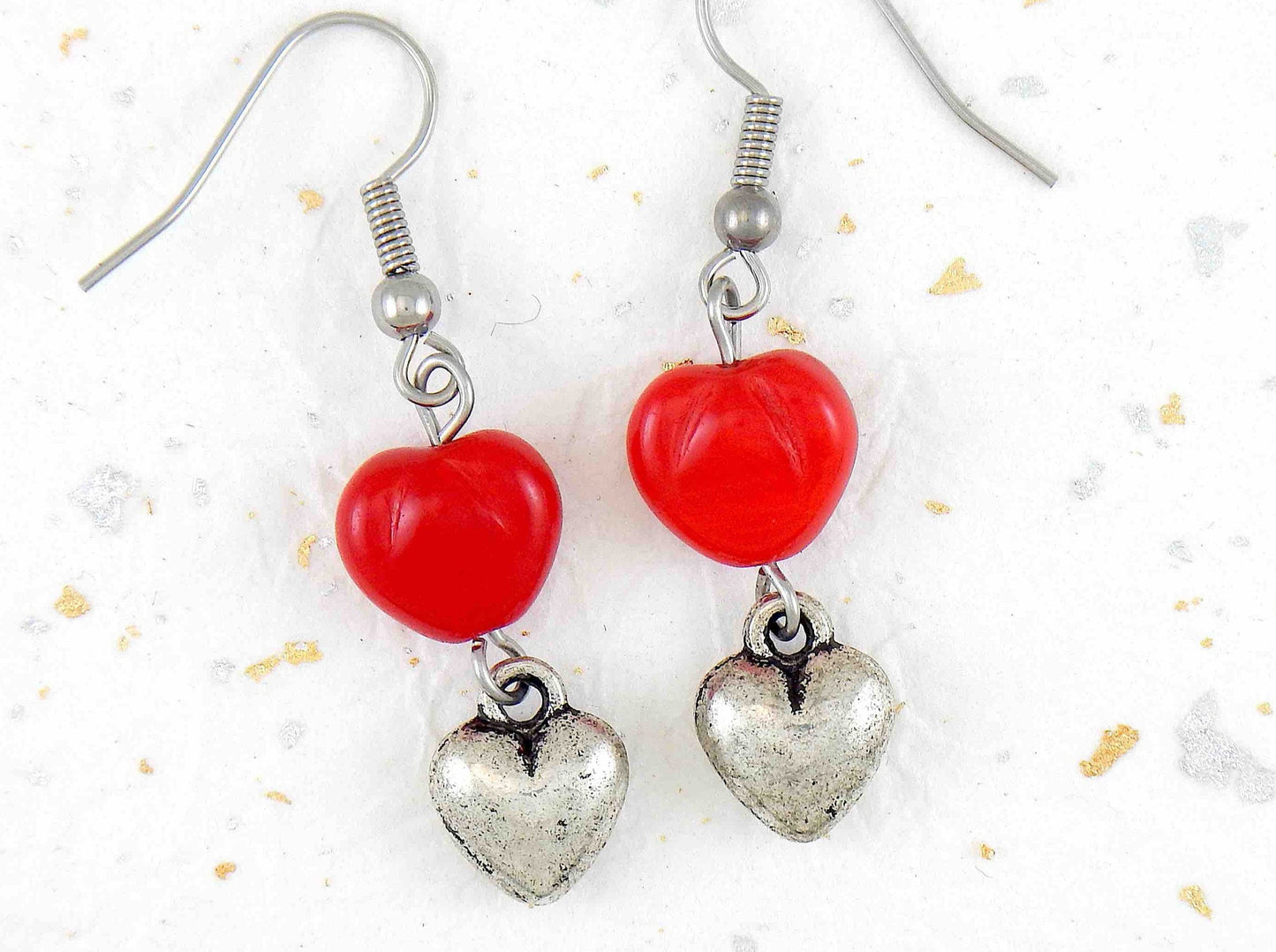 Boucles d'oreilles longues coeurs dodus en étain et verre rouge, crochets acier inoxydable