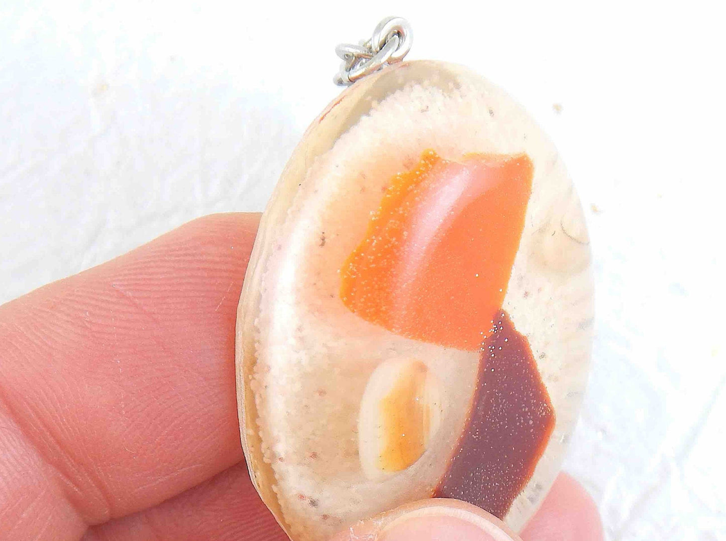 Porte-clés avec ovale de résine fait main, sable blanc, verre rouge et orange, coquillages, chaîne acier inoxydable