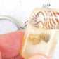 Porte-clés avec rectangle de résine fait main, sable blanc, coquillages rayés brun-blanc, chaîne acier inoxydable