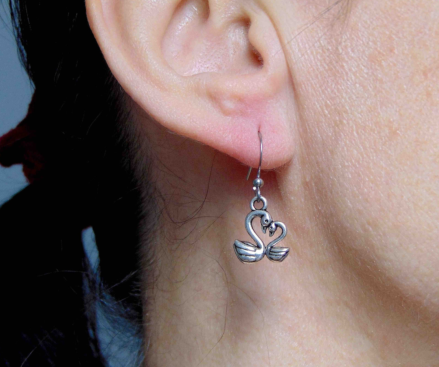 Short earrings with 2 swans in love, stainless steel hooks