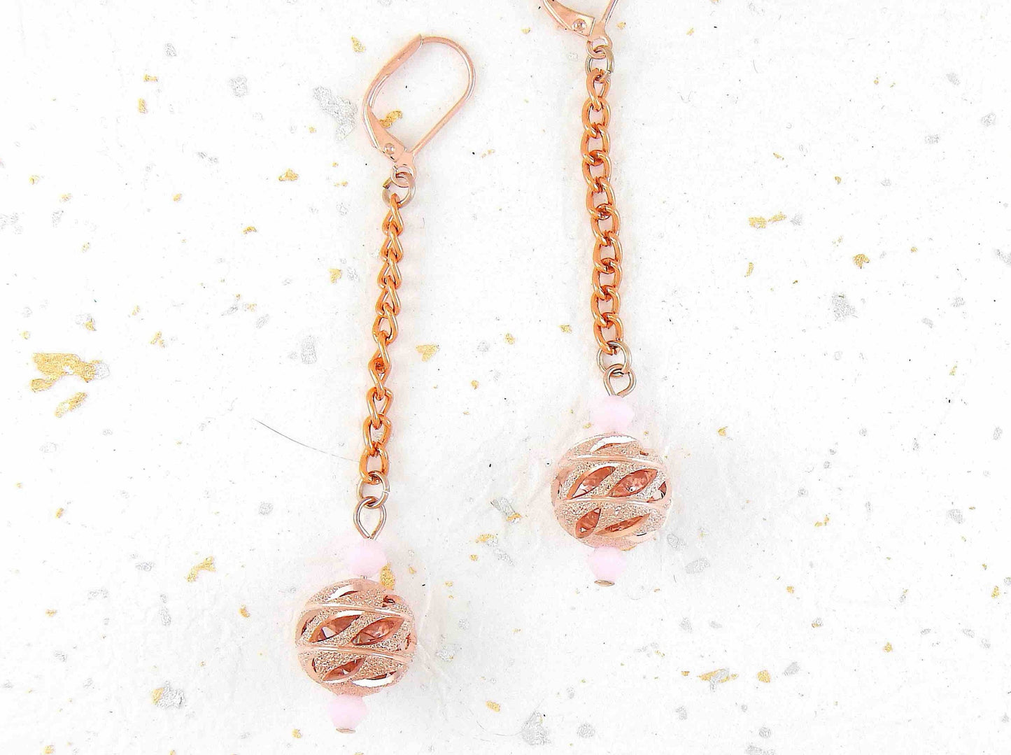 Boucles d'oreilles longues boules filigranes ajourées or rose et cristaux Swarovski, crochets à levier plaqués or rose