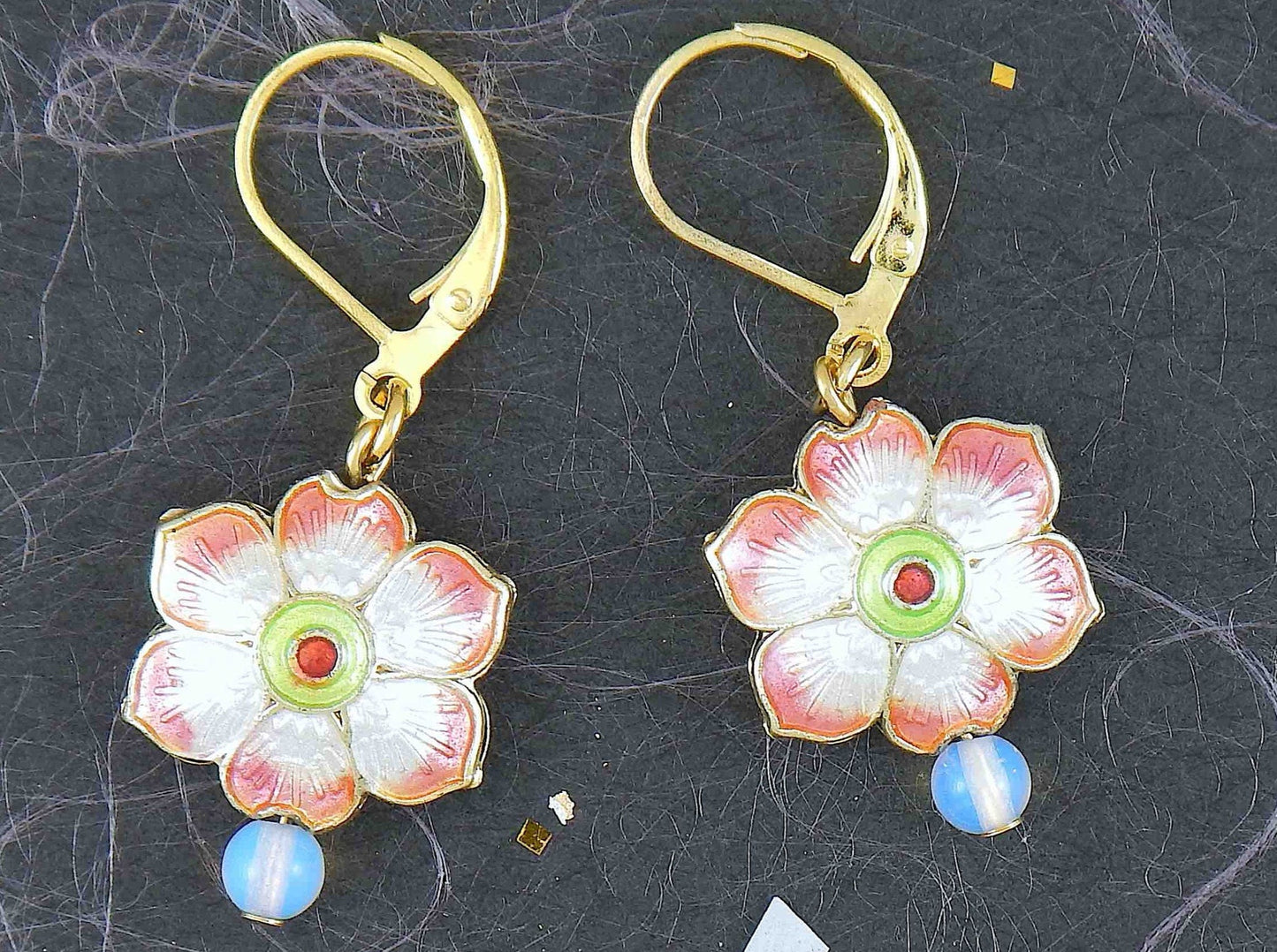 Boucles d'oreilles courtes petites fleurs émaillées offertes en 6 couleurs, pierre de lune synthétique (opalite), crochets à levier acier inoxydable doré