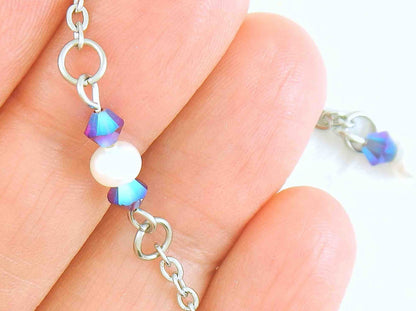 Chaîne de cheville avec perles d'eau douce blanches et cristaux Swarovski sur chaîne acier inoxydable hypo allergène