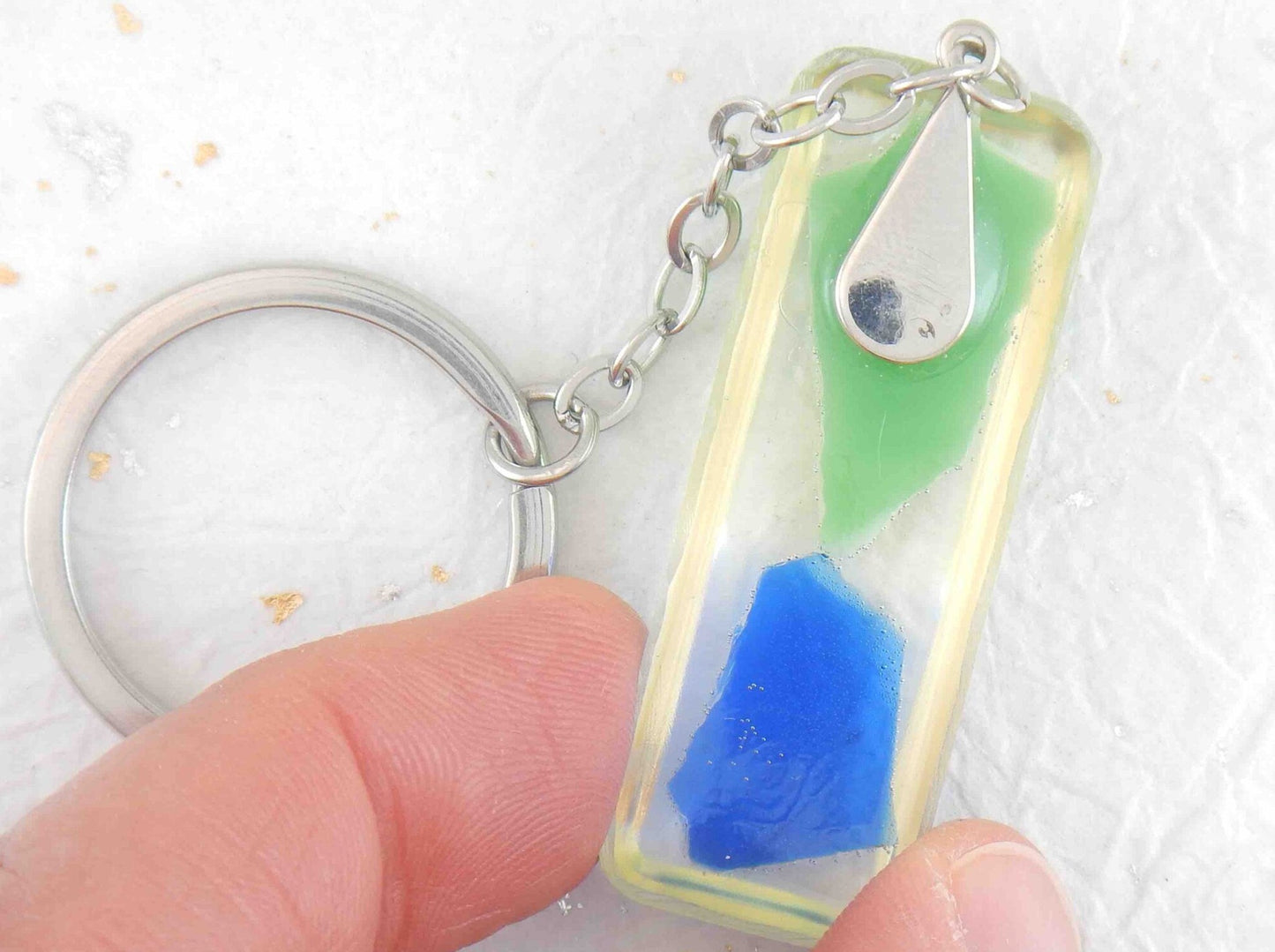 Porte-clés avec long rectangle de résine fait main, inclusions de verre bleu et vert, chaîne acier inoxydable