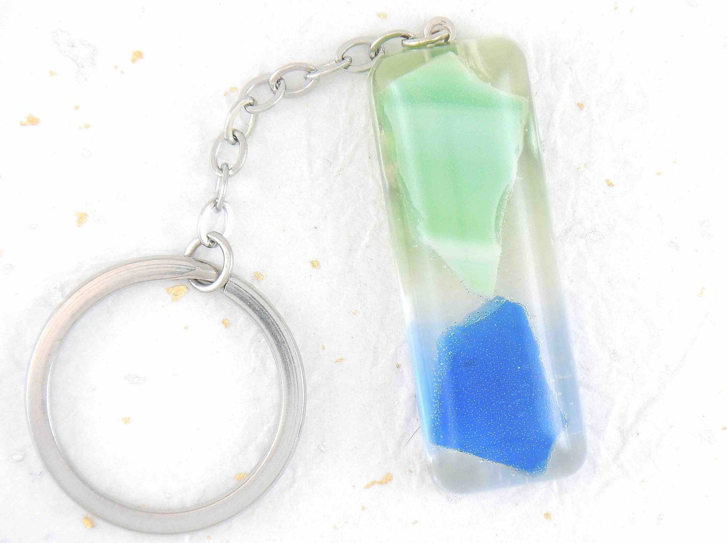 Porte-clés avec long rectangle de résine fait main, inclusions de verre bleu et vert, chaîne acier inoxydable