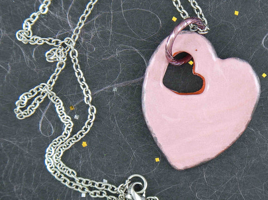 Collier 17 po à pendentif coeur de faïence rose bonbon fait à la main à Montréal, chaîne acier inoxydable