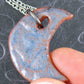 Collier 16 po à pendentif lune de faïence bleu jeans lisse fait à la main à Montréal, chaîne acier inoxydable