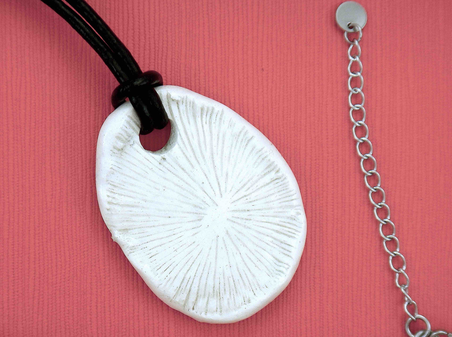 Collier 22 po à pendentif corail de faïence blanc crème fait à la main à Montréal, cordon de cuir noir, fermoir acier inoxydable