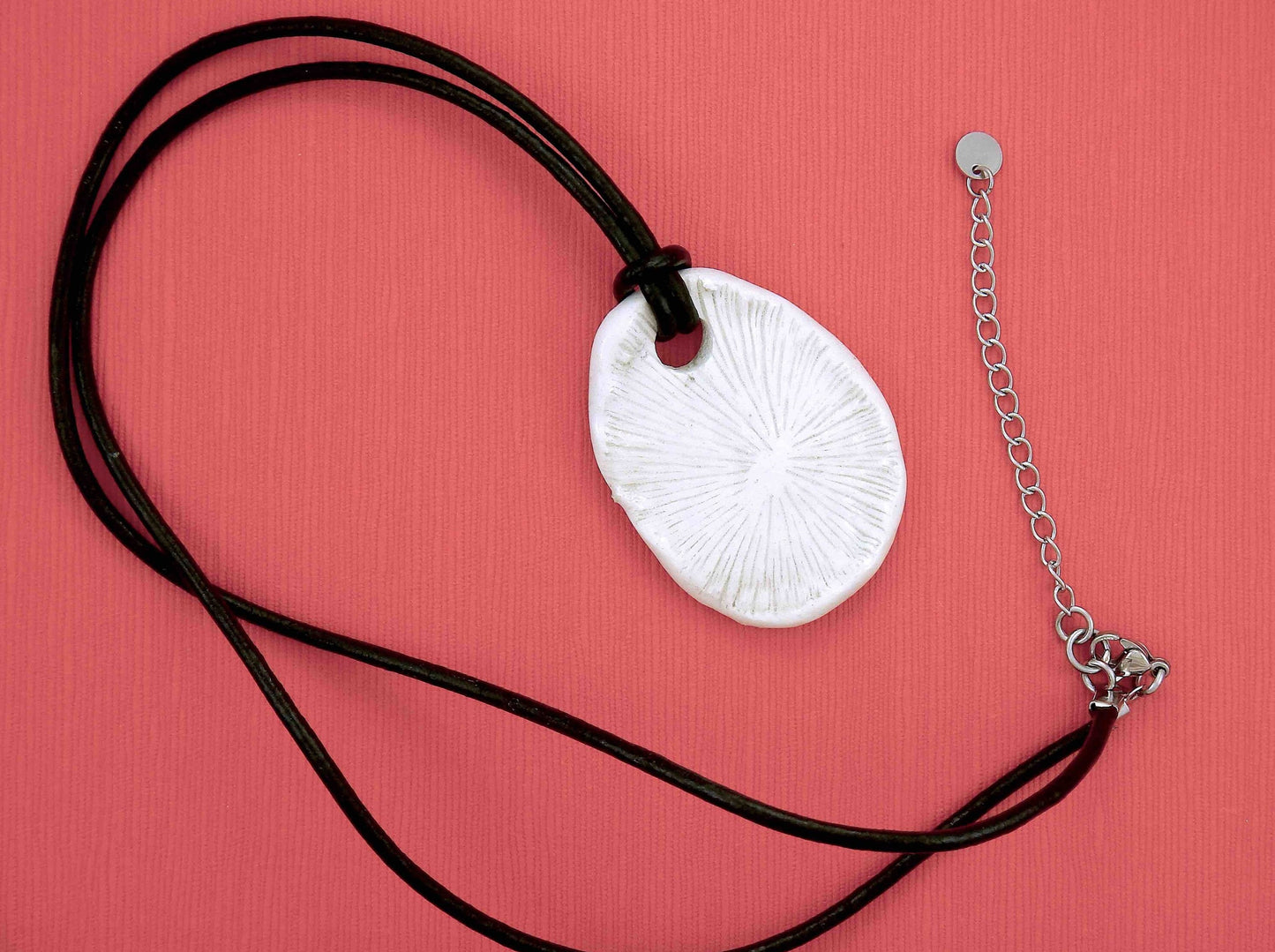 Collier 22 po à pendentif corail de faïence blanc crème fait à la main à Montréal, cordon de cuir noir, fermoir acier inoxydable