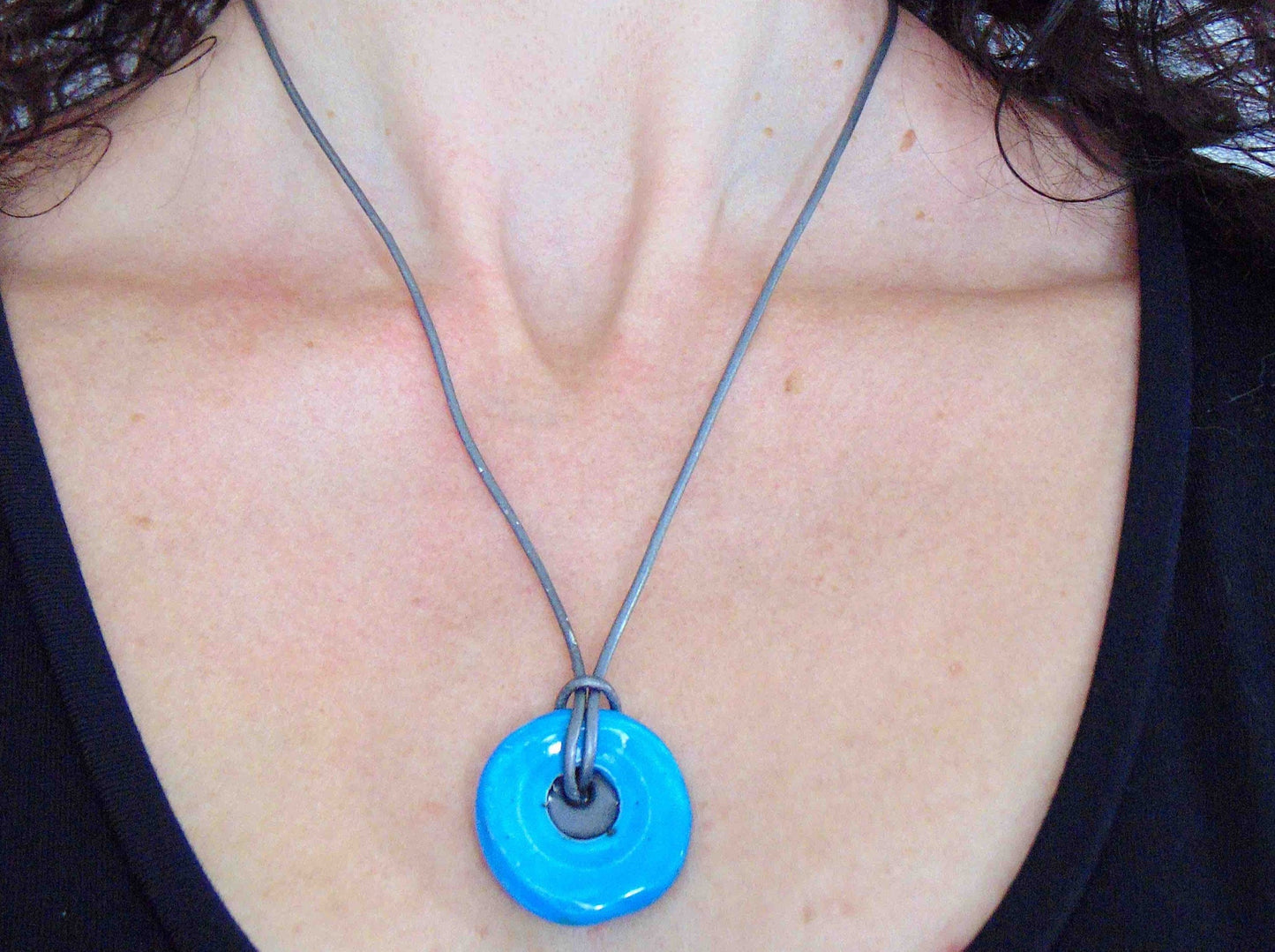 19-inch necklace with round turquoise and dark silver ceramic pendant handmade in Montreal, dark silver gray leather cord, stainless steel clasp