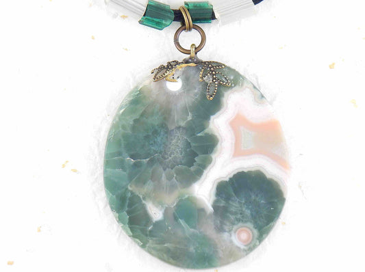 Collier 20 po à pendentif de jaspe vert-blanc-caramel, cordon de satin noir, cylindres de verre antique, fermoir laiton