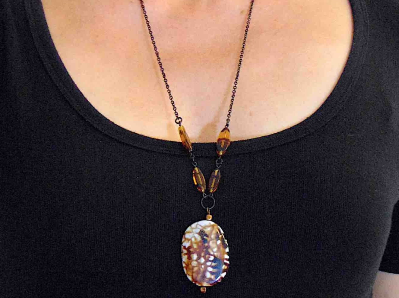 Collier 26 po à pendentif de pierre jaspe moucheté noir-caramel-blanc, billes de verre ambre zébré, chaîne acier inoxydable noir