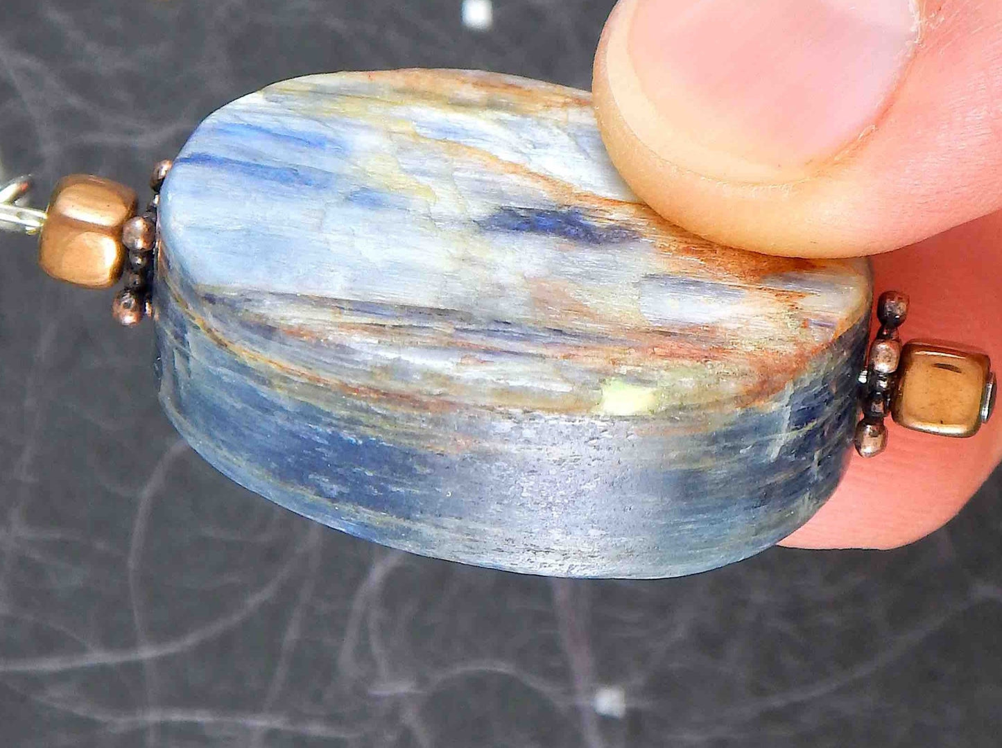 Collier 30 po à pendentif de pierre kyanite ovale massif dans les tons de bleu-argent-bronze, chaîne acier inoxydable