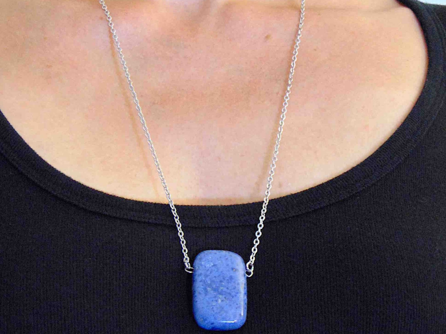 Collier 26 po à pendentif rectangle arrondi de pierre dumortierite "bleu jeans" (une pierre rare), chaîne acier inoxydable 