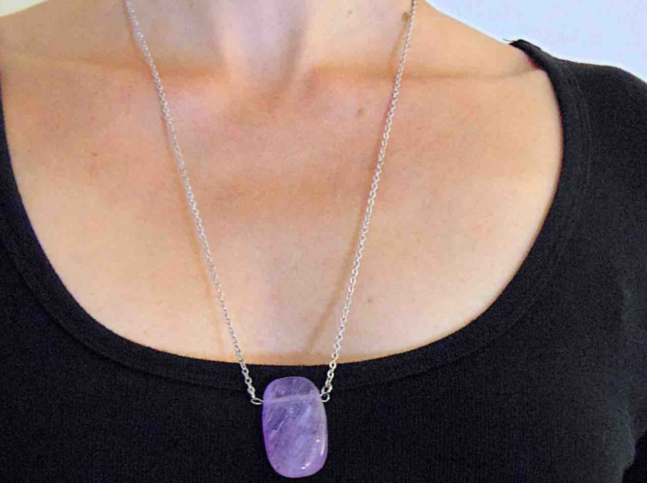 Collier 26 po à pendentif rectangle arrondi de pierre améthyste violet clair fumé, chaîne acier inoxydable