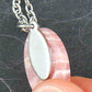 Collier 16 po à pendentif ovale de pierre rhodocrosite marbrée rose et blanc, chaîne acier inoxydable