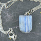 Collier 16 po à pendentif ovale tronqué de pierre kyanite bleu iridescent, chaîne acier inoxydable