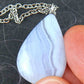 Collier16 po à pendentif goutte d'agate dentelle bleue (blue lace agate) marbré bleu clair, chaîne acier inoxydable