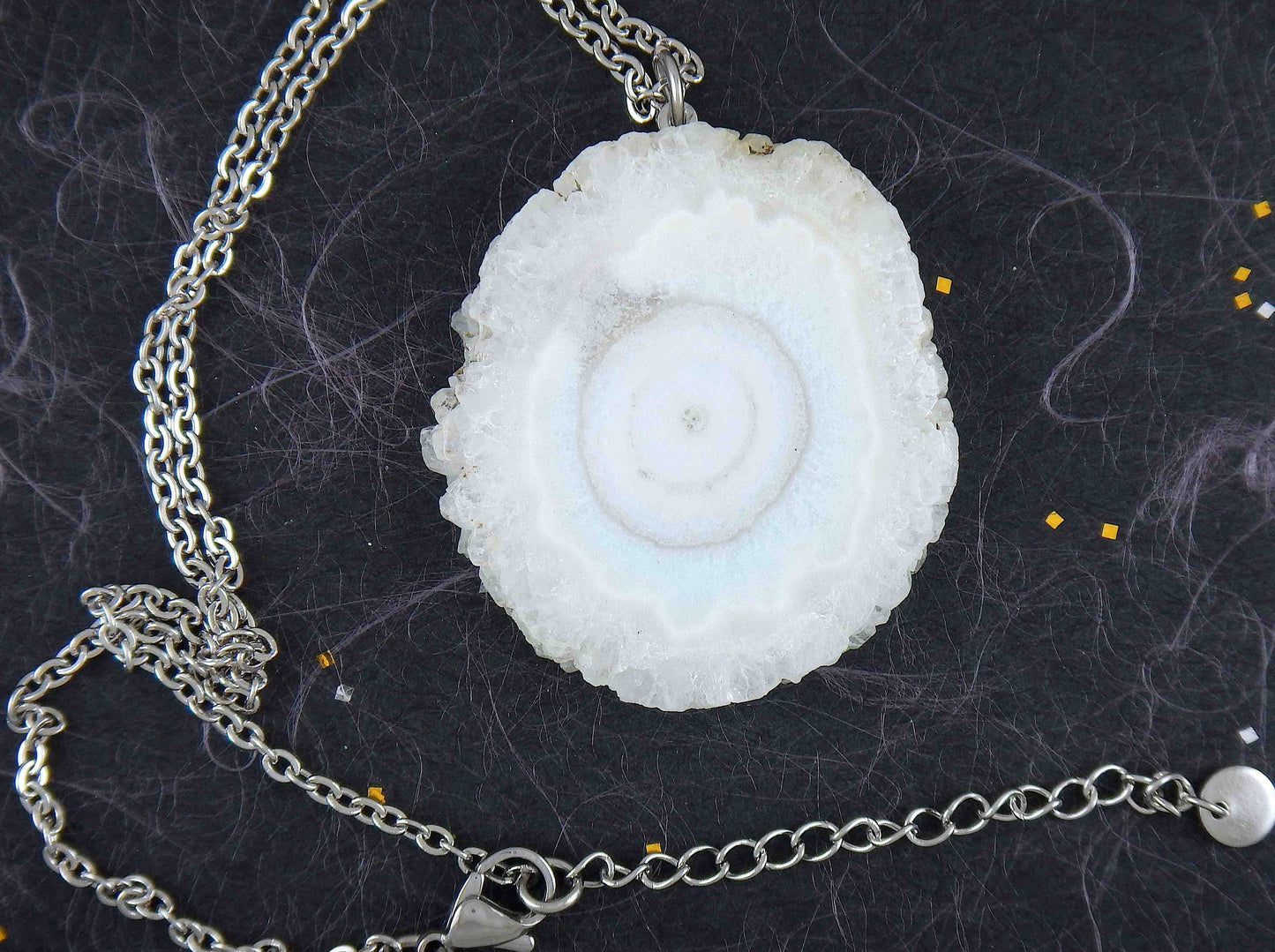 Collier 16 po à gros pendentif circulaire de pierre quartz solaire blanc avec une touche de bleu, chaîne acier inoxydable