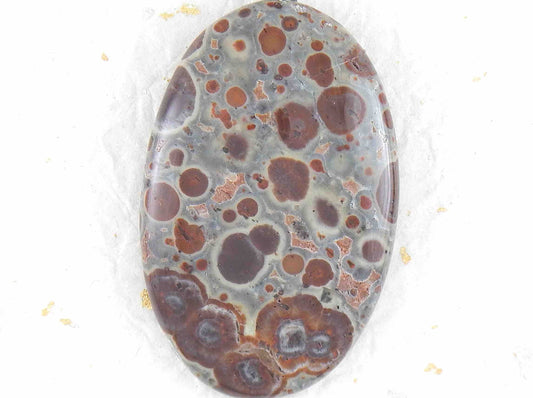 Collier 16 po à pendentif ovale de pierre jaspe léopard, pois bourgogne et brun chocolat sur fond bleu-gris, chaîne acier inoxydable