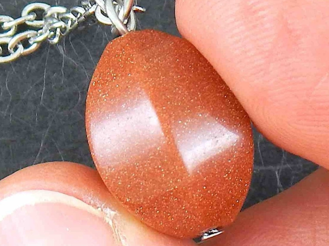 Collier 13 po à pendentif de goldstone brun cuivré en forme de gousse, chaîne acier inoxydable