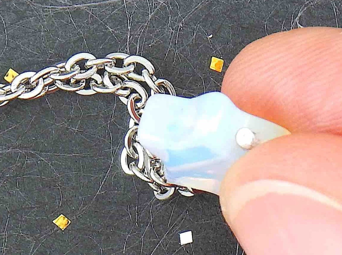 Collier 14 po à pendentif petite étoile de pierre de lune synthétique (opalite) blanc opalescent, chaîne acier inoxydable