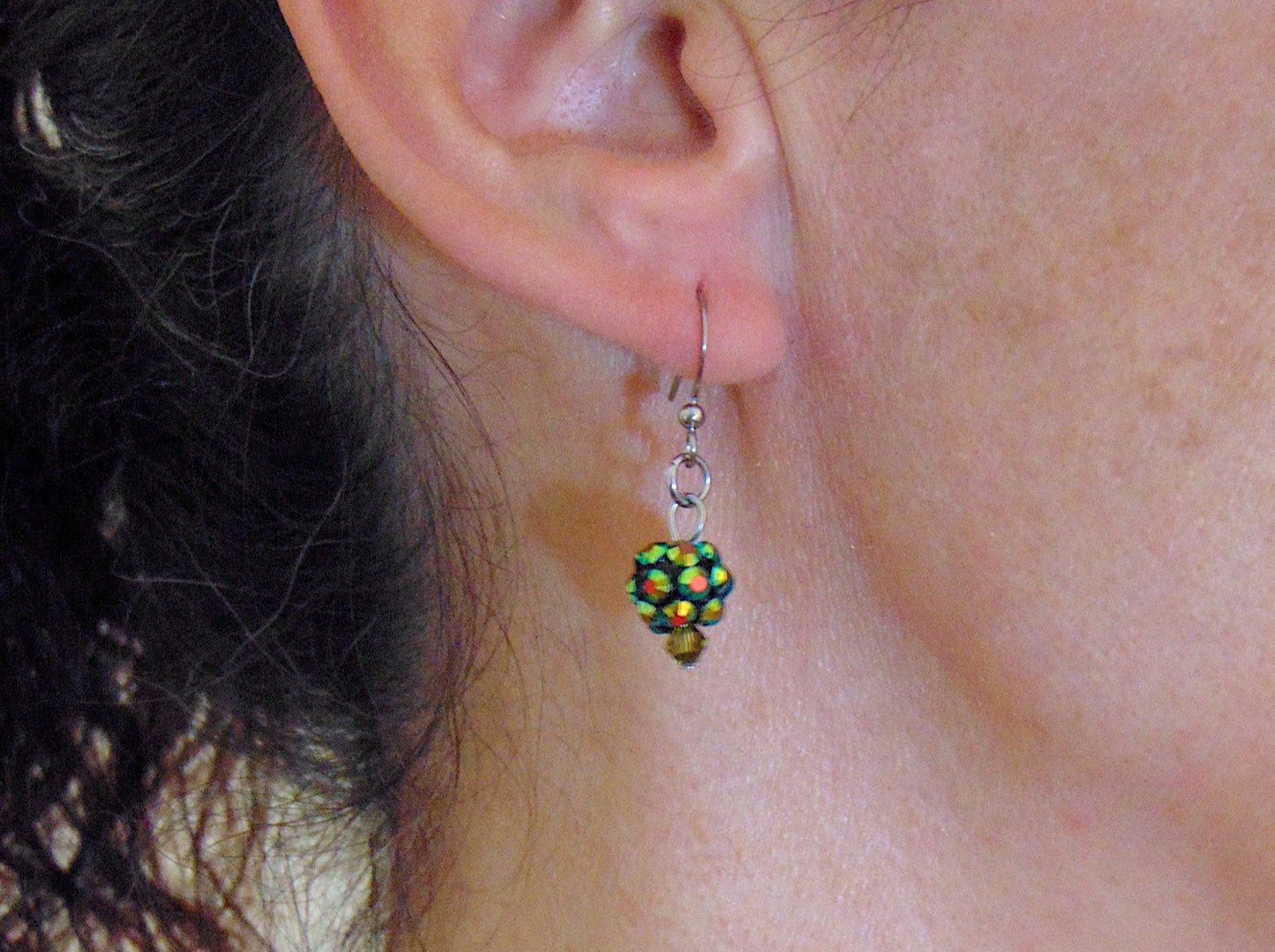 Boucles d'oreilles courtes mini-boules disco vert doré métallisé, crochets acier inoxydable