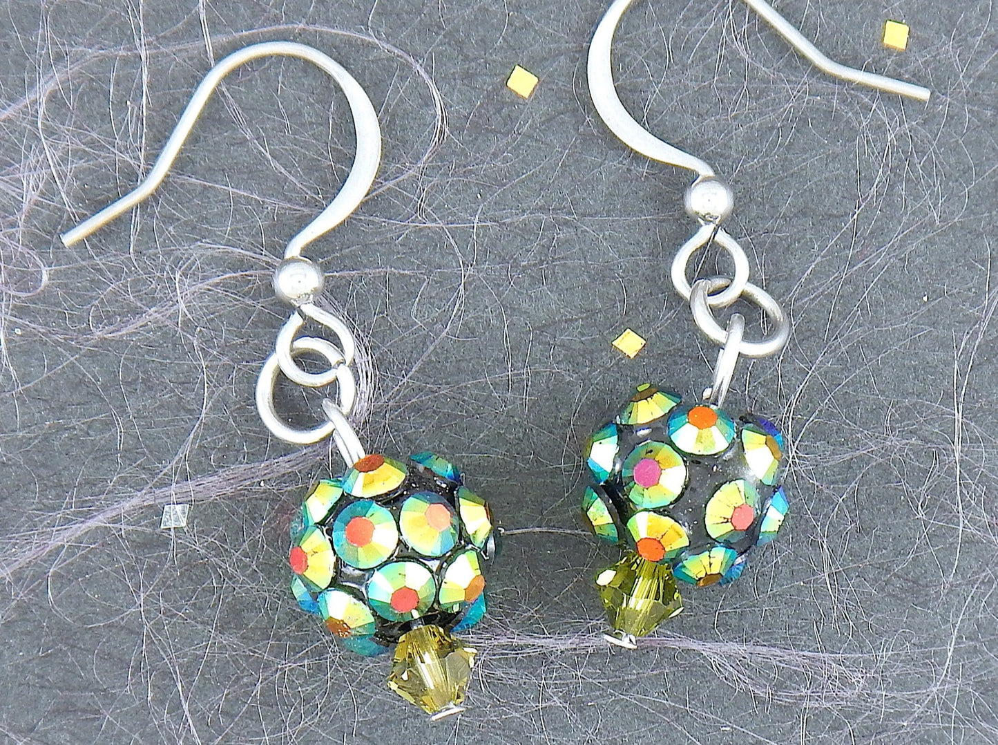 Boucles d'oreilles courtes mini-boules disco vert doré métallisé, crochets acier inoxydable