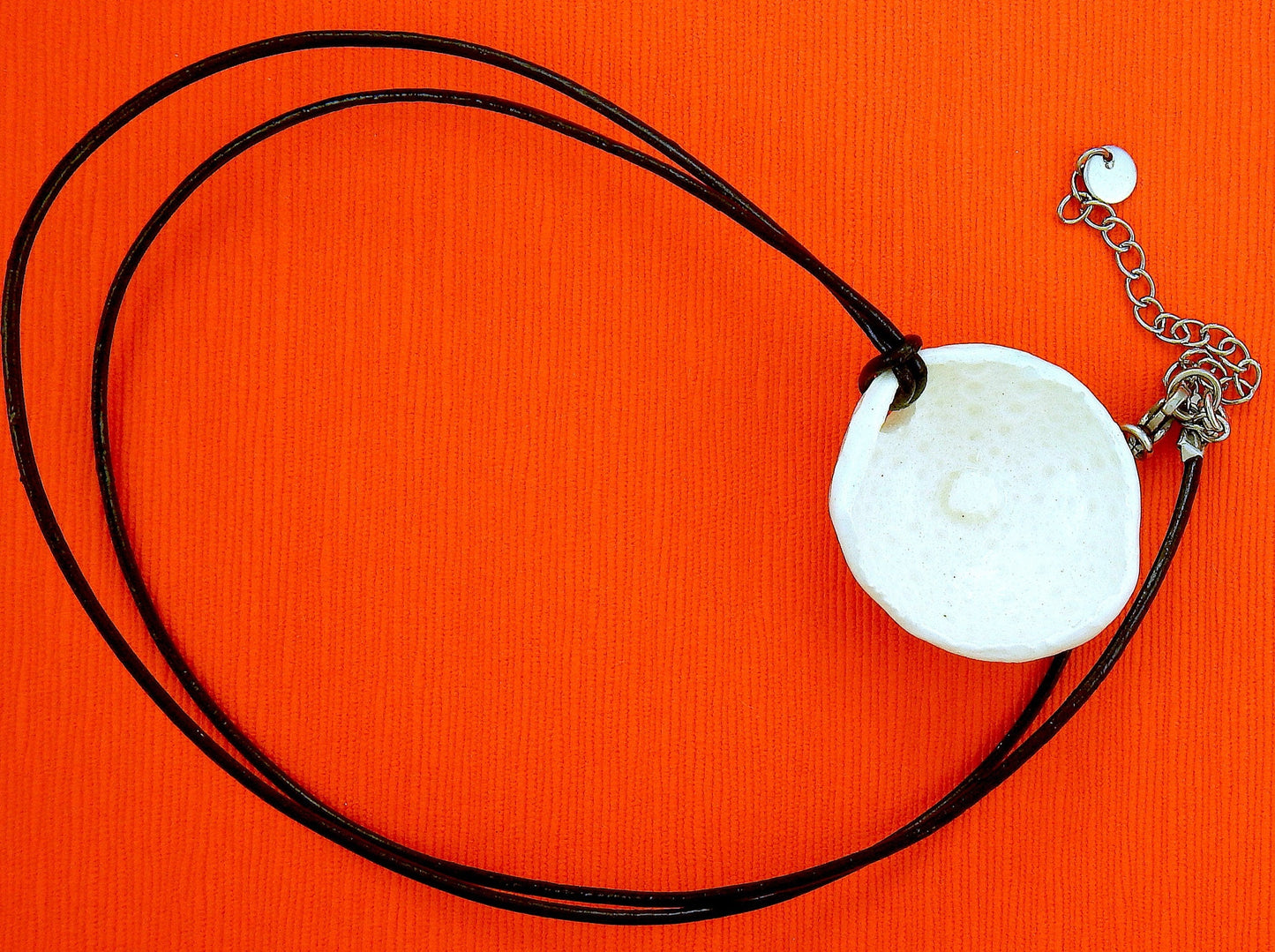 Collier 24 po avec pendentif demi-oursin de faïence blanc crème fait à la main à Montréal, cordon de cuir noir, fermoir acier inoxydable