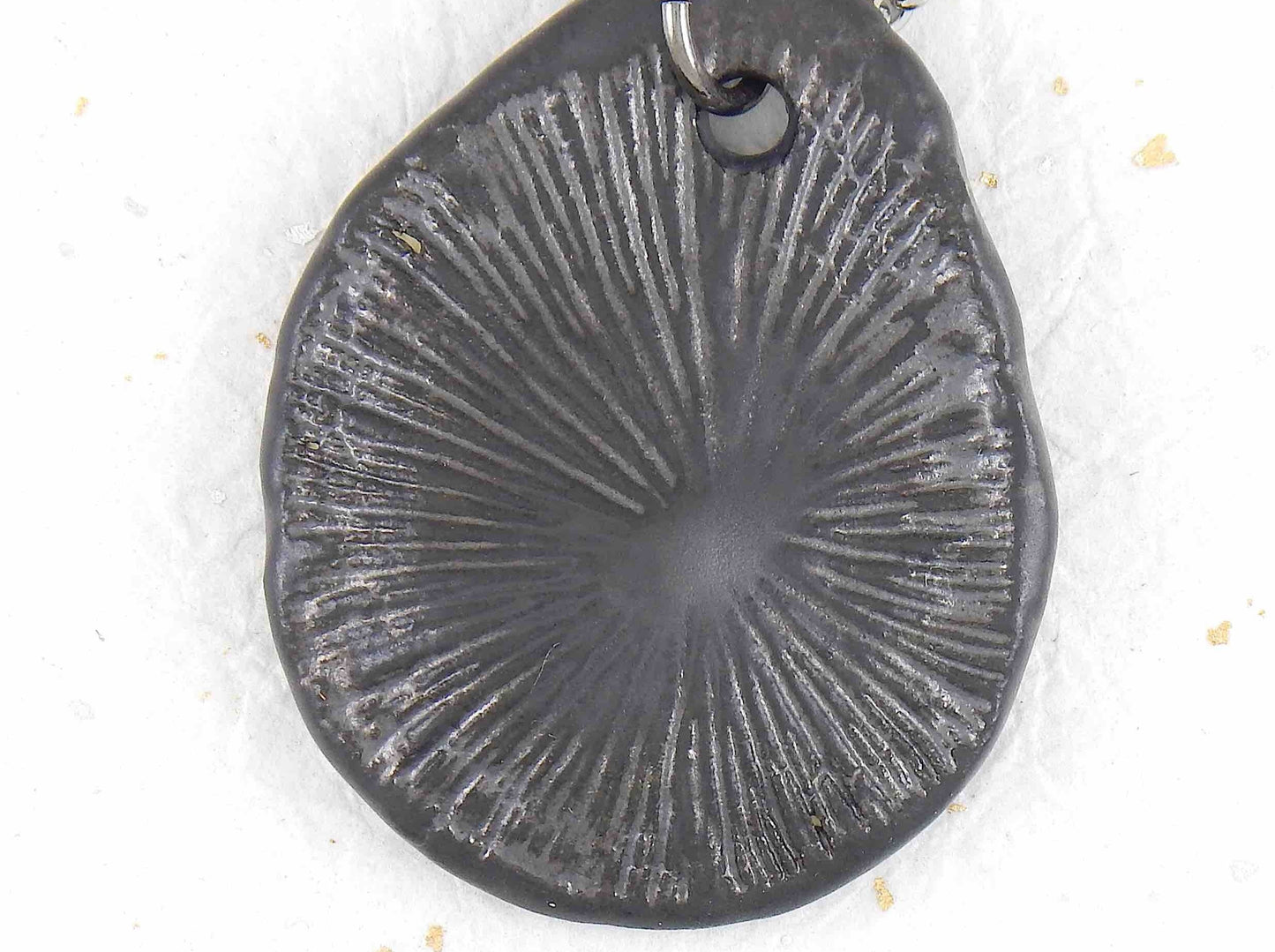 Collier 20 po à pendentif corail de faïence nickel noir fait à la main à Montréal, chaîne acier inoxydable
