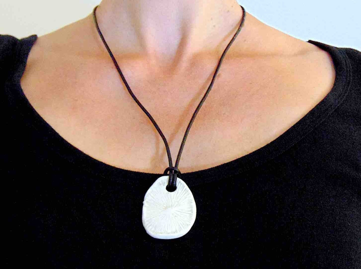 Collier 22 po à pendentif corail de faïence blanc crème fait à la main à Montréal, cordon de cuir noir, fermoir acier inoxydable