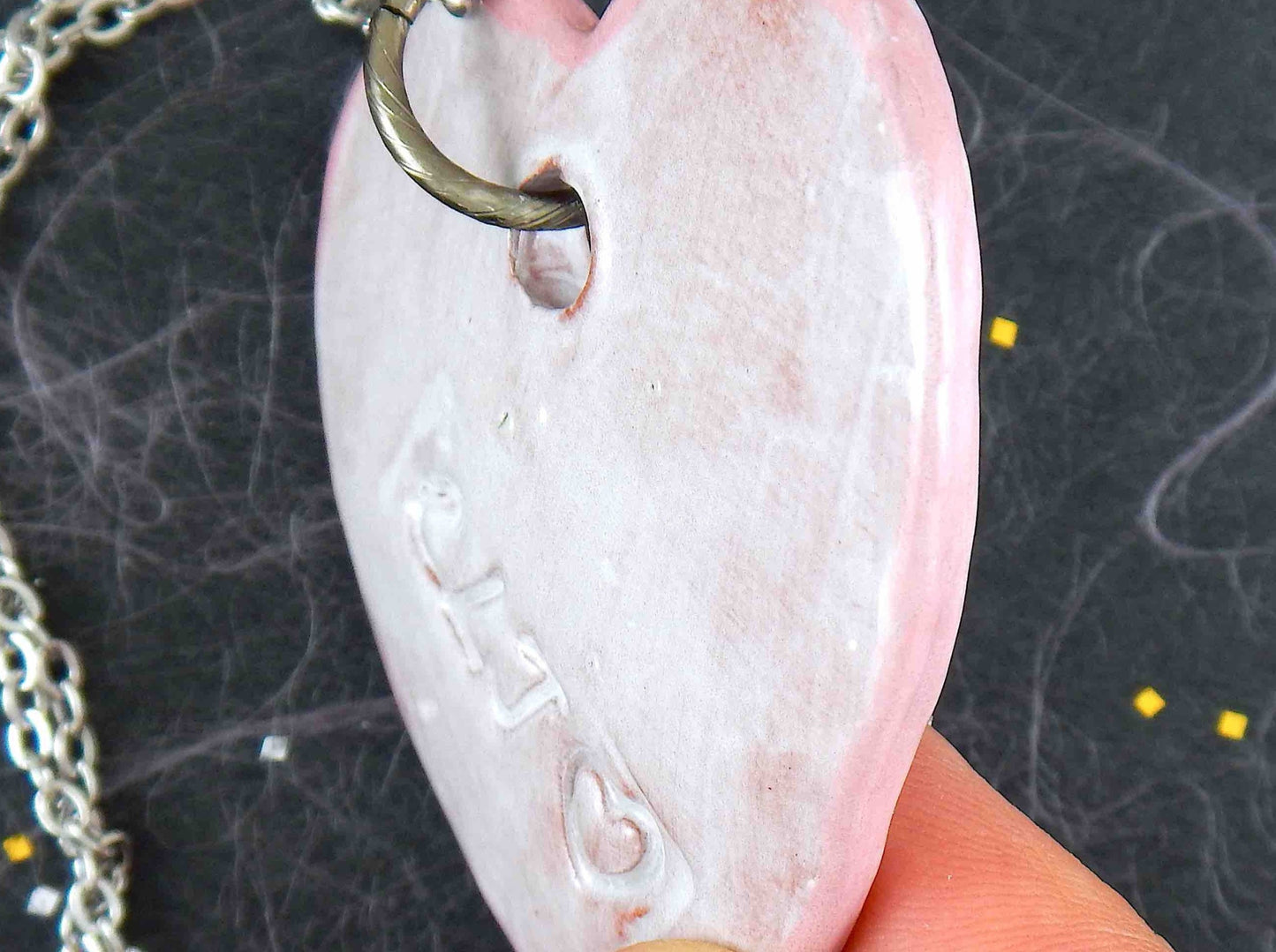 Collier 16 po à pendentif gros coeur de faïence blanc crème fait à la main à Montréal, motif de dentelle, chaîne acier inoxydable