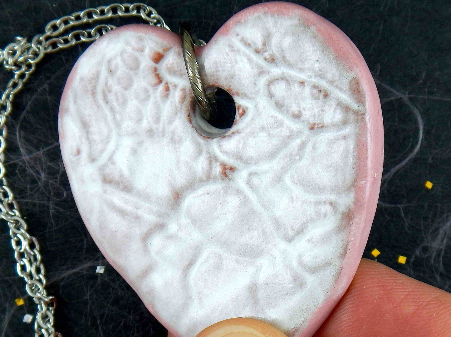 Collier 16 po à pendentif gros coeur de faïence blanc crème fait à la main à Montréal, motif de dentelle, chaîne acier inoxydable