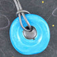Collier 19 po à pendentif de faïence rond turquoise et gris argent fait à la main à Montréal, cordon de cuir gris argenté, fermoir acier inoxydable