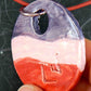 Collier 16 po à grand pendentif de faïence rond vagué violet-rose-rouge fait à la main à Montréal, cordon de cuir rouge, anneau aluminium, fermoir acier inoxydable