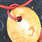 Collier 14 po à pendentif de faïence rouge-orange-vert fait à la main à Montréal, motif de feuille, cordon de cuir rouge, fermoir acier inoxydable