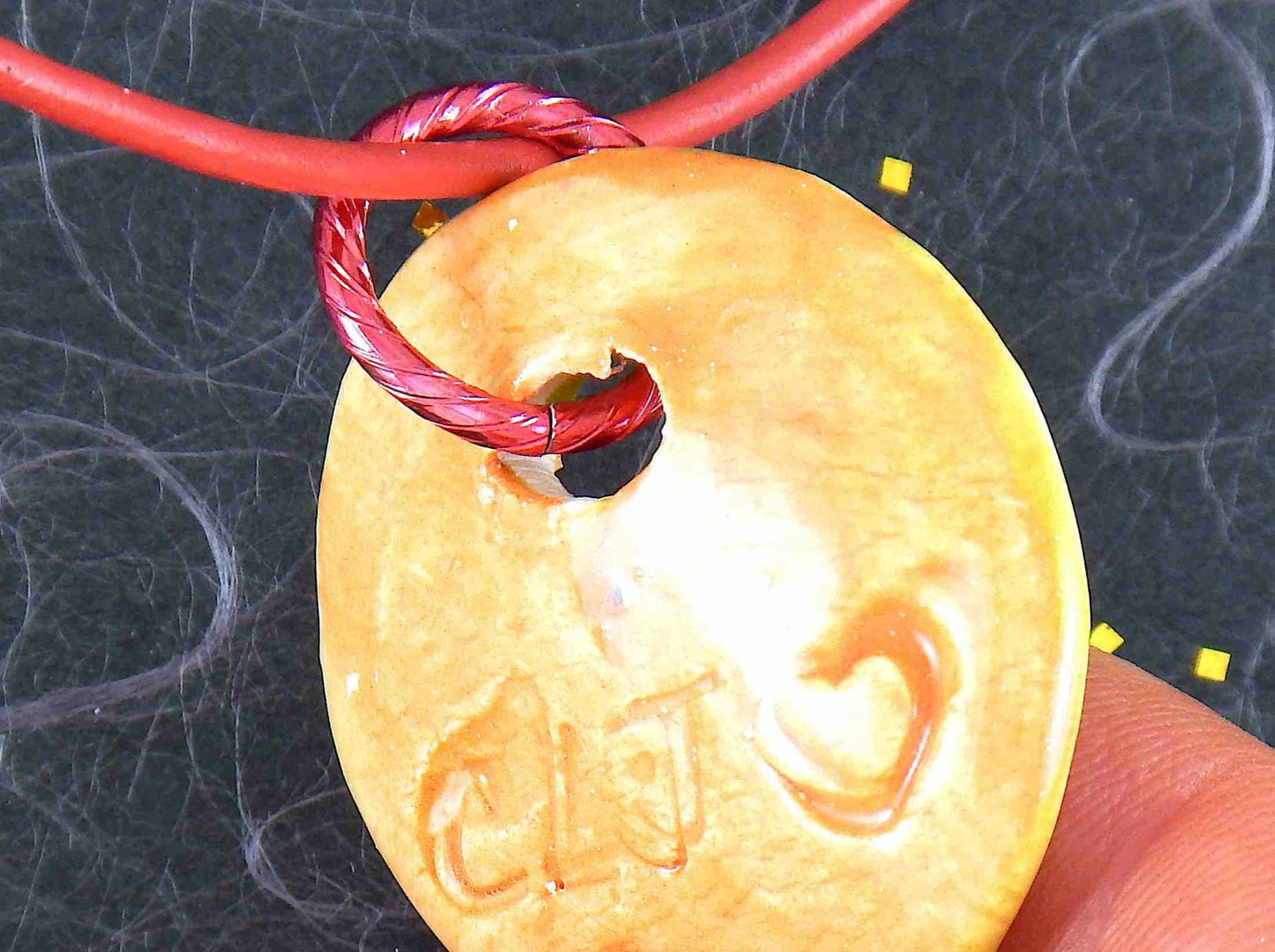 Collier 14 po à pendentif de faïence rouge-orange-vert fait à la main à Montréal, motif de feuille, cordon de cuir rouge, fermoir acier inoxydable