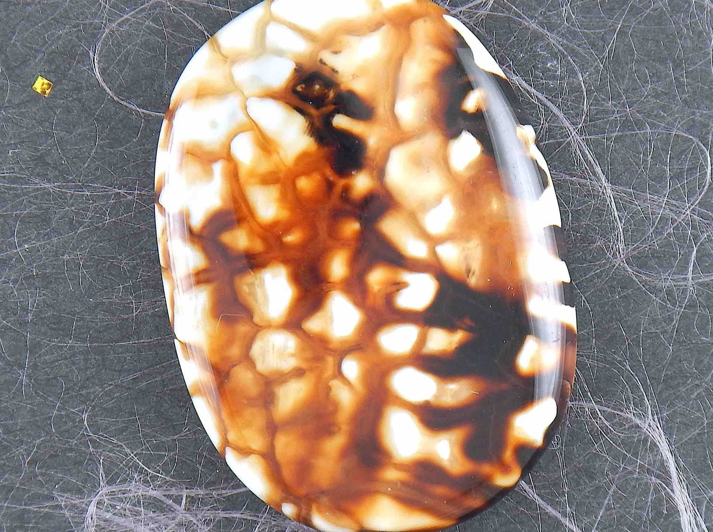 Collier 26 po à pendentif de pierre jaspe moucheté noir-caramel-blanc, billes de verre ambre zébré, chaîne acier inoxydable noir