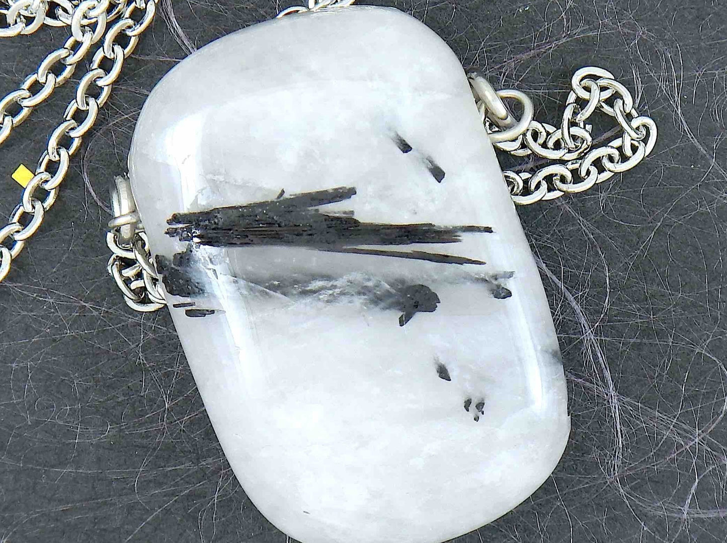 Collier 26 po à pendentif rectangle arrondi de quartz tourmaliné noir & blanc (une association rare), chaîne acier inoxydable