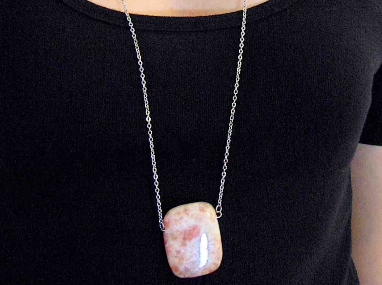 Collier 33 po à pendentif rectangle arrondi de pierre de soleil (sunstone) blanc & or rose, chaîne acier inoxydable