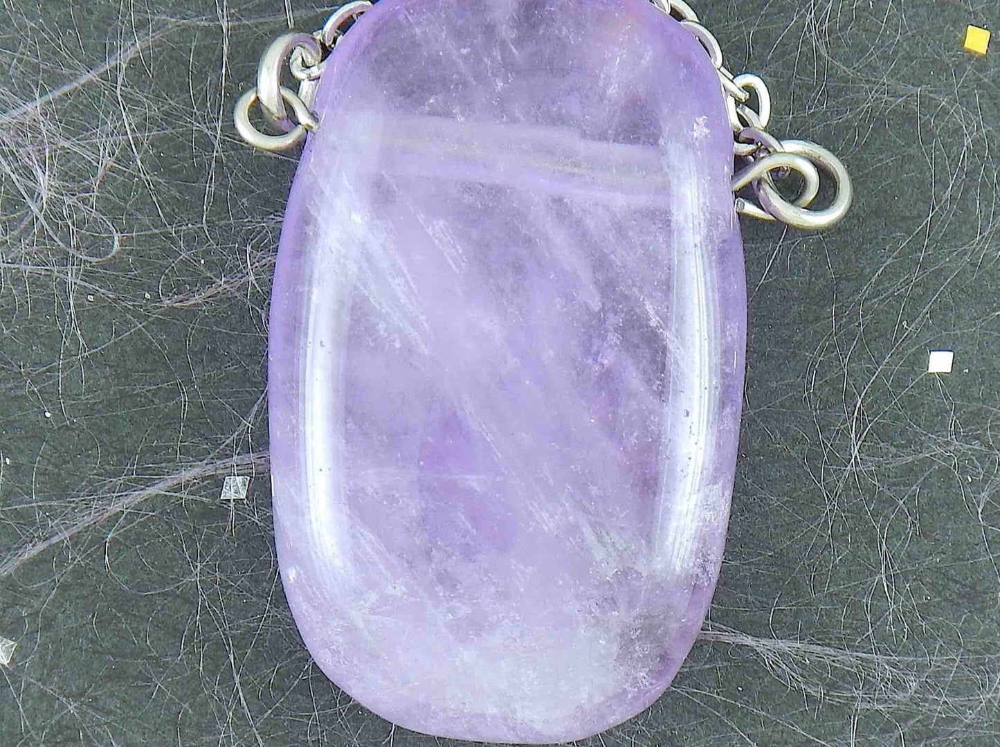 Collier 26 po à pendentif rectangle arrondi de pierre améthyste violet clair fumé, chaîne acier inoxydable