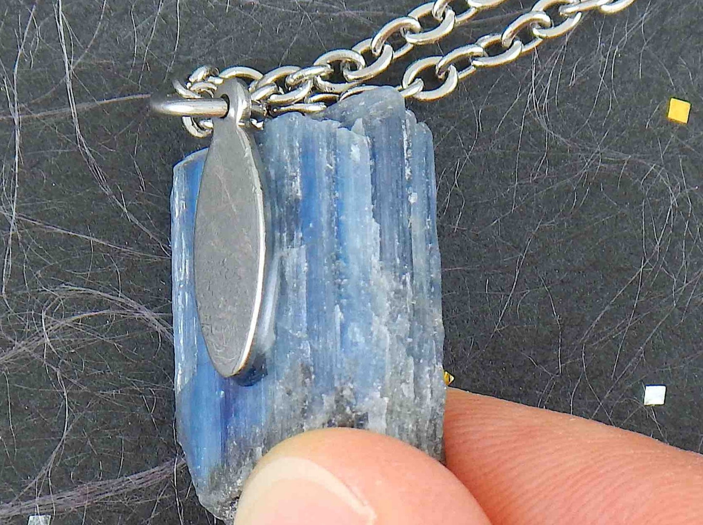 Collier 16 po à pendentif ovale tronqué de pierre kyanite bleu iridescent, chaîne acier inoxydable