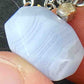 Collier 15 po à pendentif pépite facettée d'agate dentelle bleue (blue lace) marbrée bleu clair, chaîne acier inoxydable