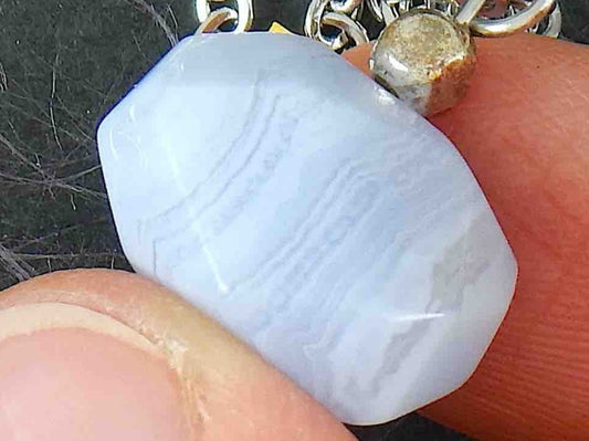 Collier 15 po à pendentif pépite facettée d'agate dentelle bleue (blue lace) marbrée bleu clair, chaîne acier inoxydable