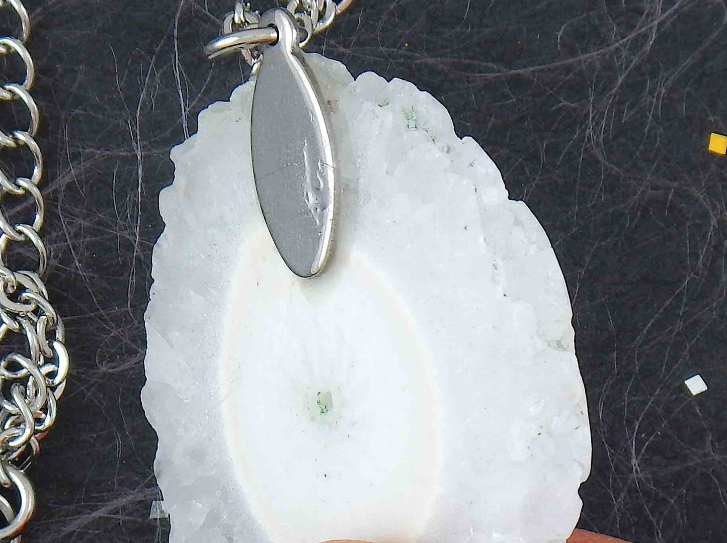 Collier 16 po à gros pendentif circulaire de pierre quartz solaire blanc, centre en forme de goutte, chaîne acier inoxydable