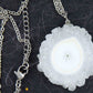Collier 16 po à gros pendentif circulaire de pierre quartz solaire blanc, centre en forme de goutte, chaîne acier inoxydable